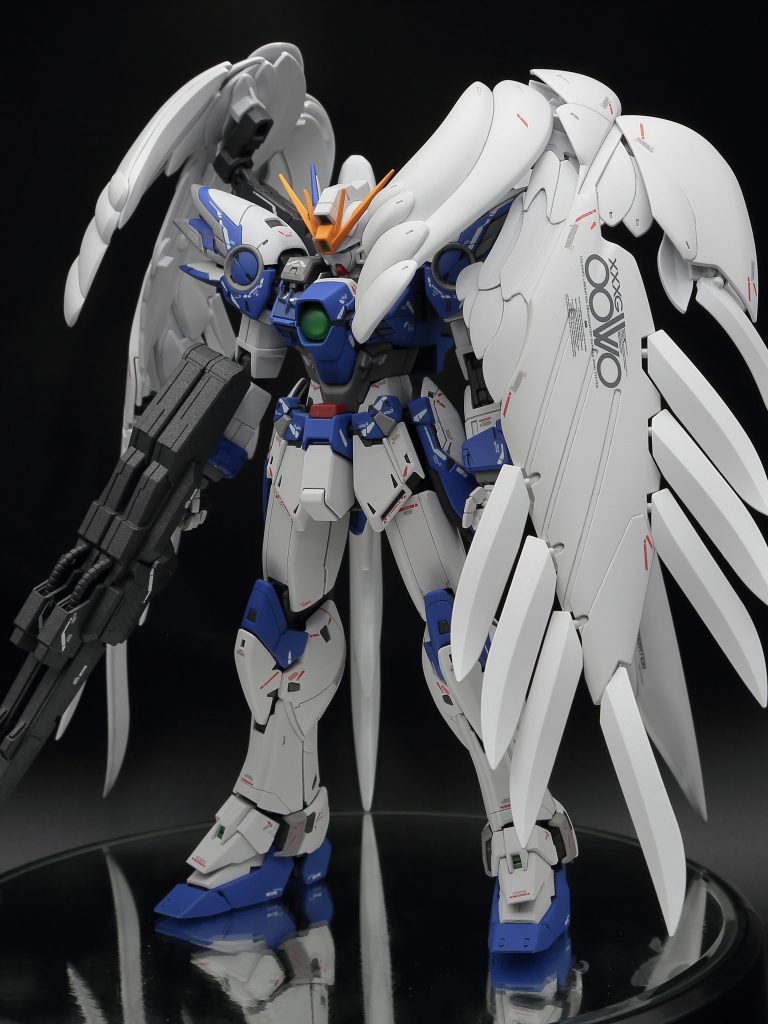 配色は、オリジナルの肩のイエローやお腹のレッドがあんまり好みではないので色々考えてたところに、モデグラ2021/3月号に掲載された朱凰@カワグチさんの作例がドンピシャだったので躊躇なくパク…真似ました。白(本体)：コールドホワイト白(羽)：パールコールドホワイト青：コバルトブルー赤：ハーマンレッド黄：ビビッドオレンジ関節色：MSグレー連邦系トップコート：フラットクリアープレミアム印象的な羽の機体番号マーキングはガンダムホビーライブ18のオマケデカールです。