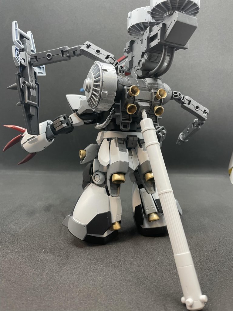 当たり前だけどドムR35のふにゃふにゃ足腰じゃこのバックパックは支えられないので細長プロペラントタンクをつっかえ棒にしてます。お陰でスタンド無しで立ててます