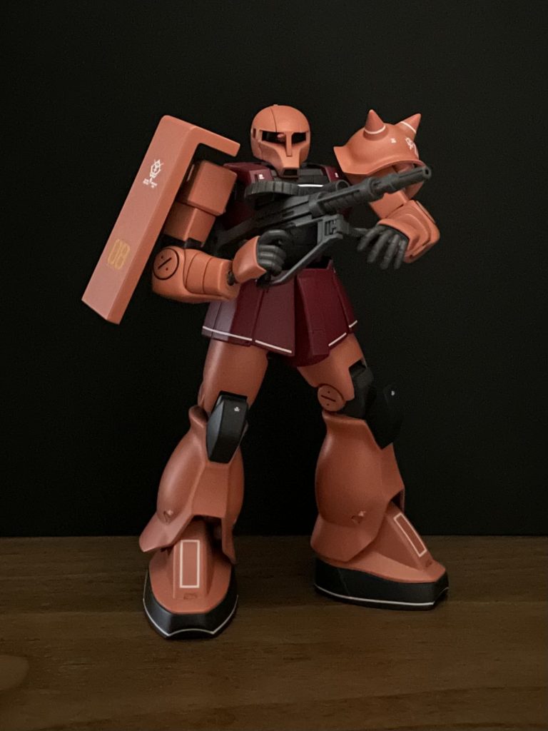 旧ザクと量産型ザクで腕パーツの構造が違う為、シールドは接続基部を切り取り旧ザクに取り付けました。