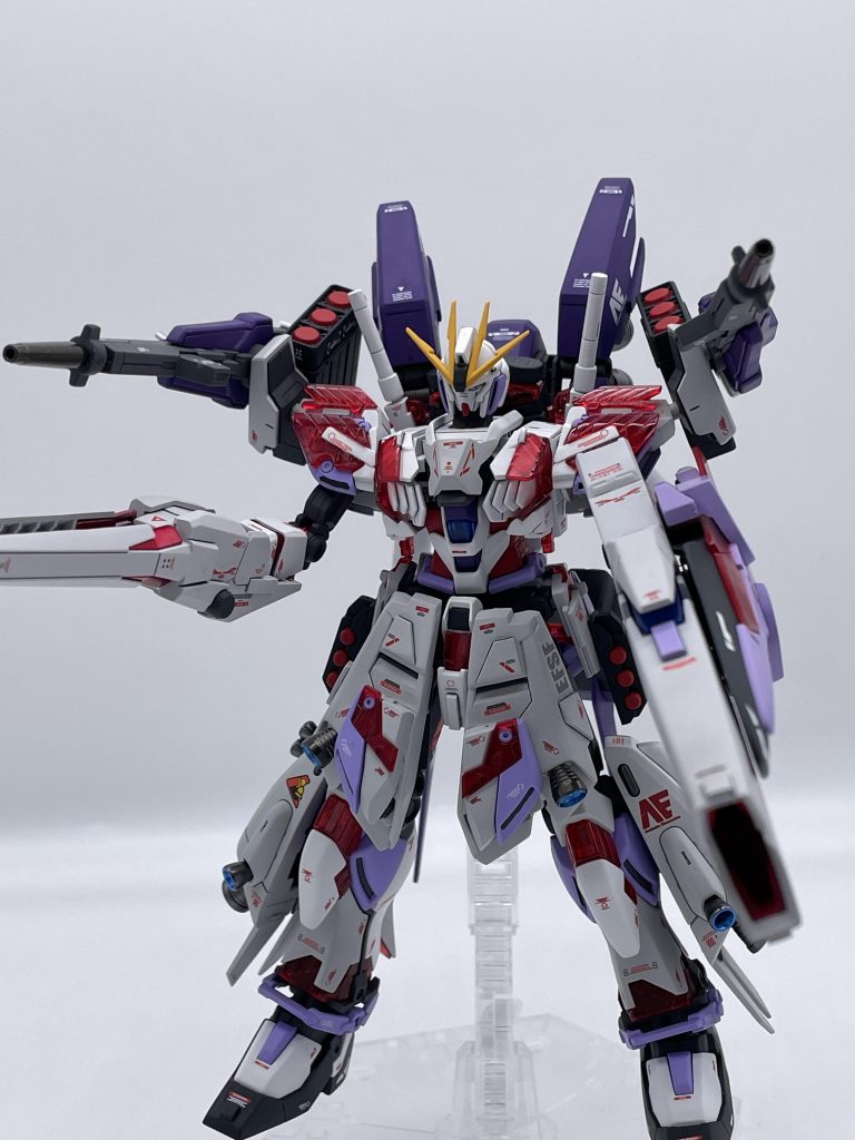 フルバースト。肩のミサイルが前を向けないのが悲しい。