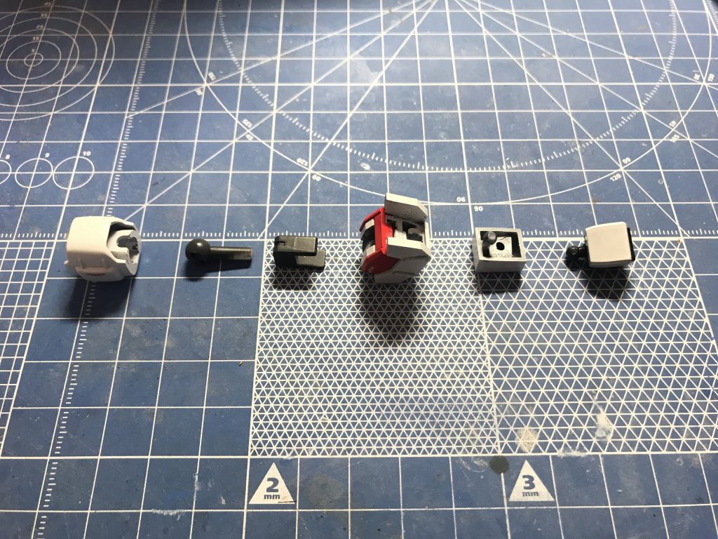 一番作るのが面倒臭かった腕の構造です。SD体型で格好良くスマートガンを持てるようにいじりまくっています。上腕はMGをそのまま使い、前腕はHGを加工して手首部分のアーマーはプラ板で作り直し、稼働するようにボールジョイントを設けています。