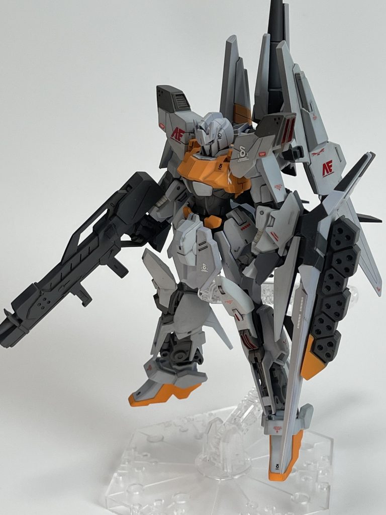 デルタカイとデルタでは脚部装甲のカバー範囲が異なるため、膝ユニットを取り付けてみたところ、これはちょっとフレーム露出しすぎかな？と思いましたがかえって試験機っぽくなり良かった気がします。