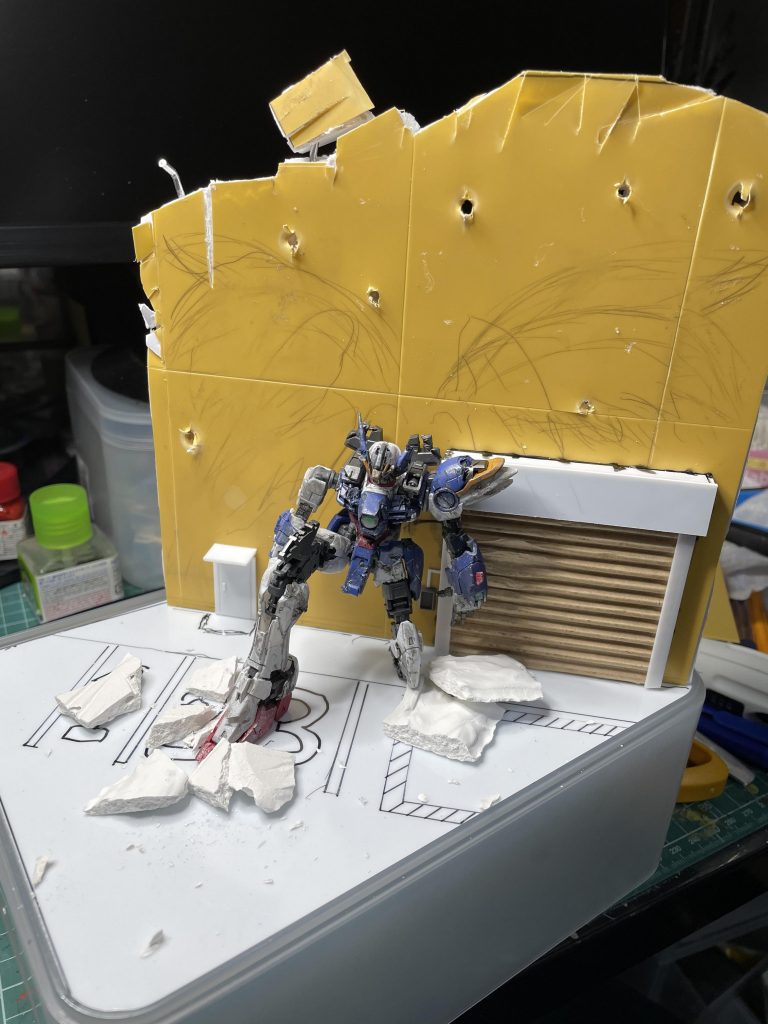 壁にダメージ表現を加えたところ。地面は色々と描画する予定でしたが結局出入口周りに留めました。