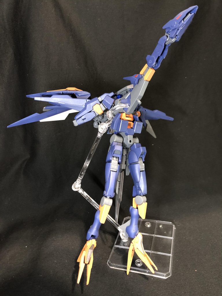 もちろん飛行可能。ただし、少し変形(組み換え)しないと飛べないという鳥メカとしては致命的な仕様。飛行姿勢にするともはやHGとは呼べない大きさに。撮影スペースを余裕ではみ出すので、飛んでるように見えないかもですね…技術不足なのは否めない。何となく某RPGに出てくる黄色い鳥っぽくもあるので、走った方が速そうだなぁ…。特にモチーフになった鳥は無いのですが、鶴みたいな首と足が長い系の鳥を目指して作ってみました。しかし見た目としてはダチョウが近いかもしれない。