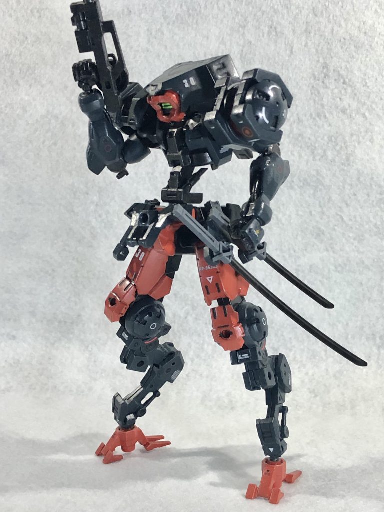 シャサールはフランス語で猟師(chasseur)から付けました。何故フランス語かというとユーゴーってググったらヴィクトル・ユーゴーというフランス人が出てきて、多分ここから名付けたんだろうなと思い、同じフランス語でしっくり来そうな単語を探して付けてみました。顔の部分ですが、元のユーゴーの顎みたいな装甲部分を切り落とし、30MMアルトのフェイスパーツをはめ込んでいます。