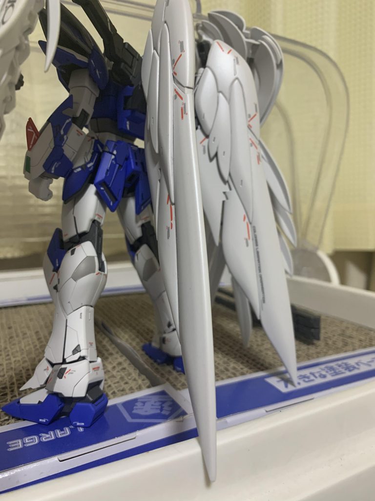 リアウイングは縁の部分のエッジを削って丸みを帯びるように。