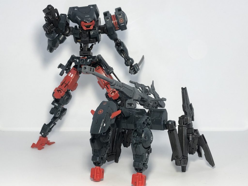 メカドック付属のシールだとちょっと雰囲気に合わなくて、鉄血デカール1に付いていたよく分からん的のマークみたいな丸いデカールを貼ってみたら上手くマッチしました。あとから気づいたんですがコレ夜明けの地平線団のマークだったんすね。そういえば船長のおでこにありましたわこのマーク。