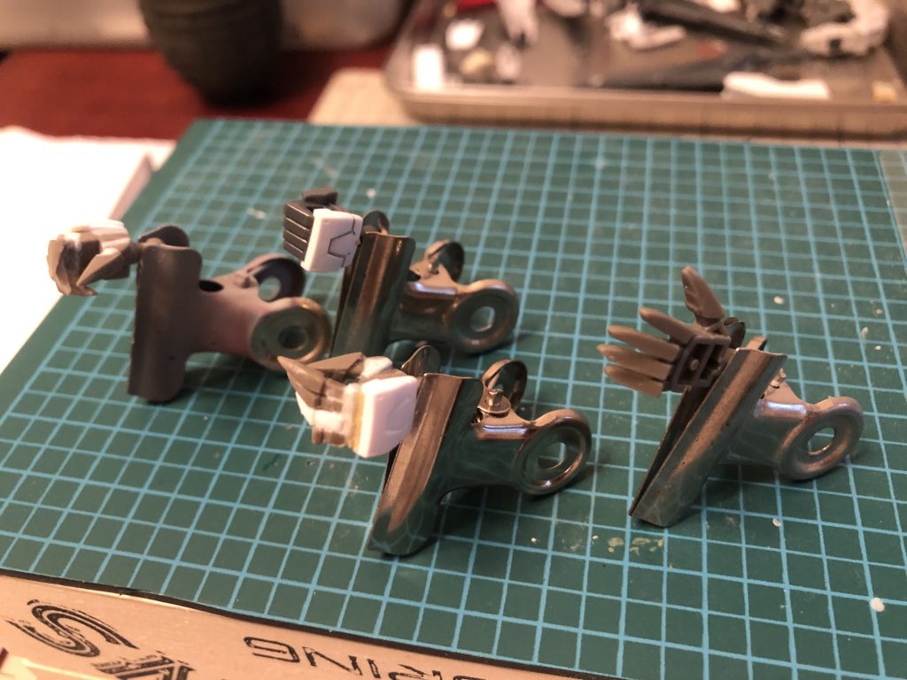 リボンーズガンダム系の指先の尖った特徴的なマニュピレーターはHGジンクス平手左手を使用し両手を再現しました。強度面での反省点がありますが、良い雰囲気になったと思います。今後の事を考えて、どなたかにリボンーズガンダム系のマニュピレーターを3Dプリンターで作成いただきたいです。