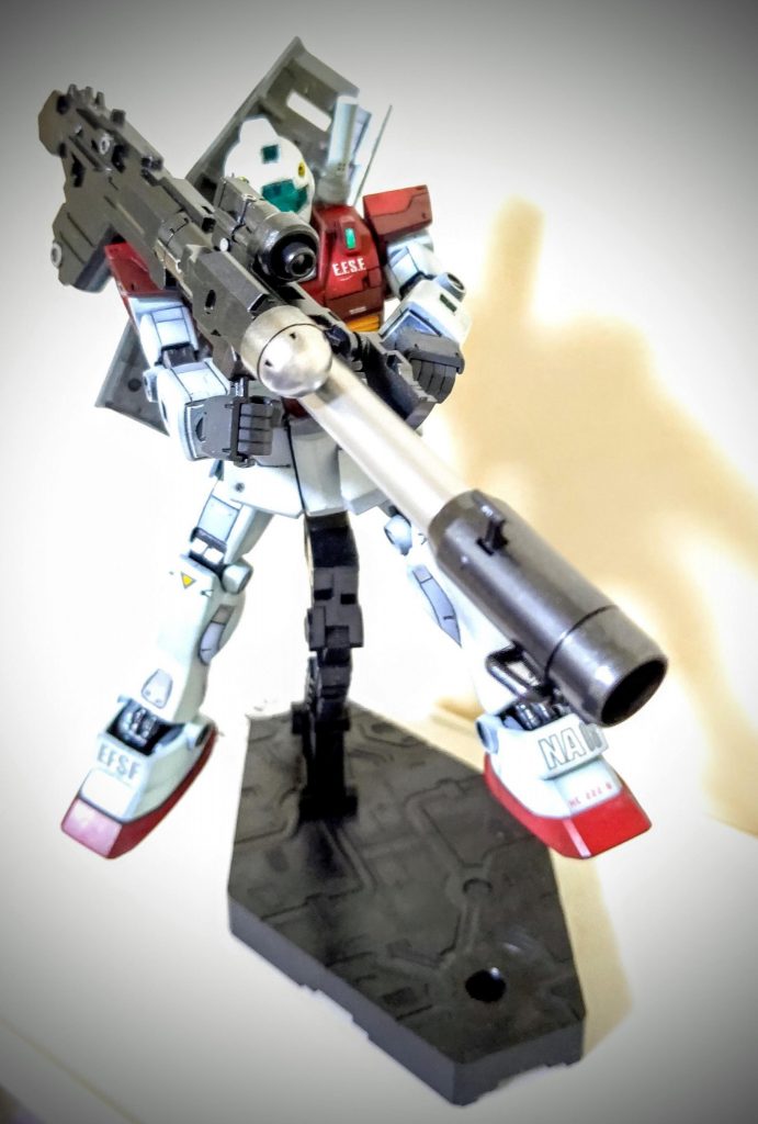 ベースはジムですが、ジムⅡへの改修を踏まえ一部に手を加えました。ジムⅡに見えるよう腰の形状変更と左肩にセンサーらしきものを追加しました。