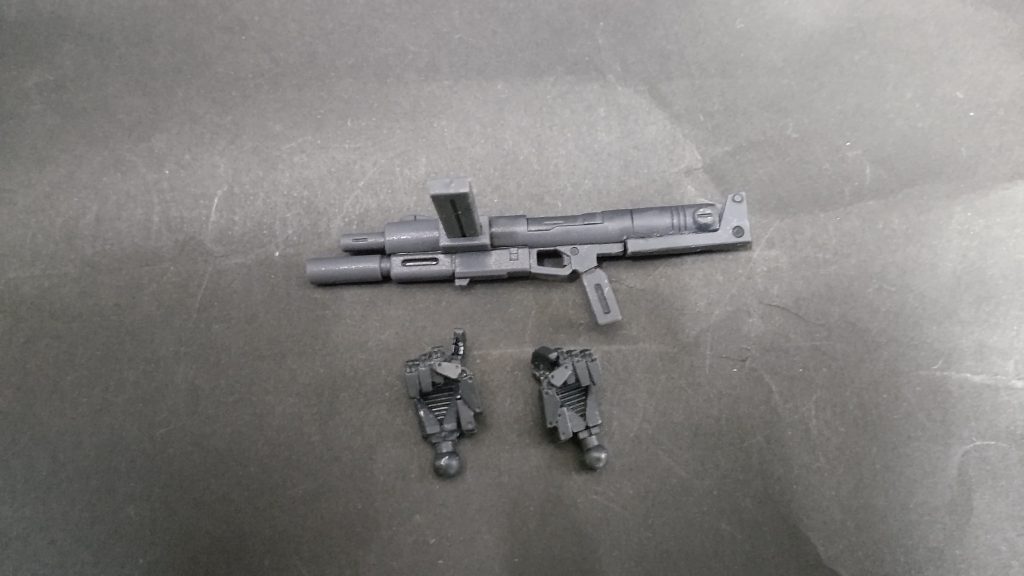 寒ジムのネック、マシンガンはストックを切り落とし、上下逆さにして接着。持たせやすくしました。また、手首はビルダーツパーツの連邦に変更。写真左のは銃持ち手の人差し指を切り離して加工し、サーベル持ち手にしました。手の甲はキット付属のものの裏を平にし、両面テープで武器持ち手と握り手で交換する方式にしてます。各部は水性ホビーカラーで塗装。シールが付いてくるところも一部塗ってます。