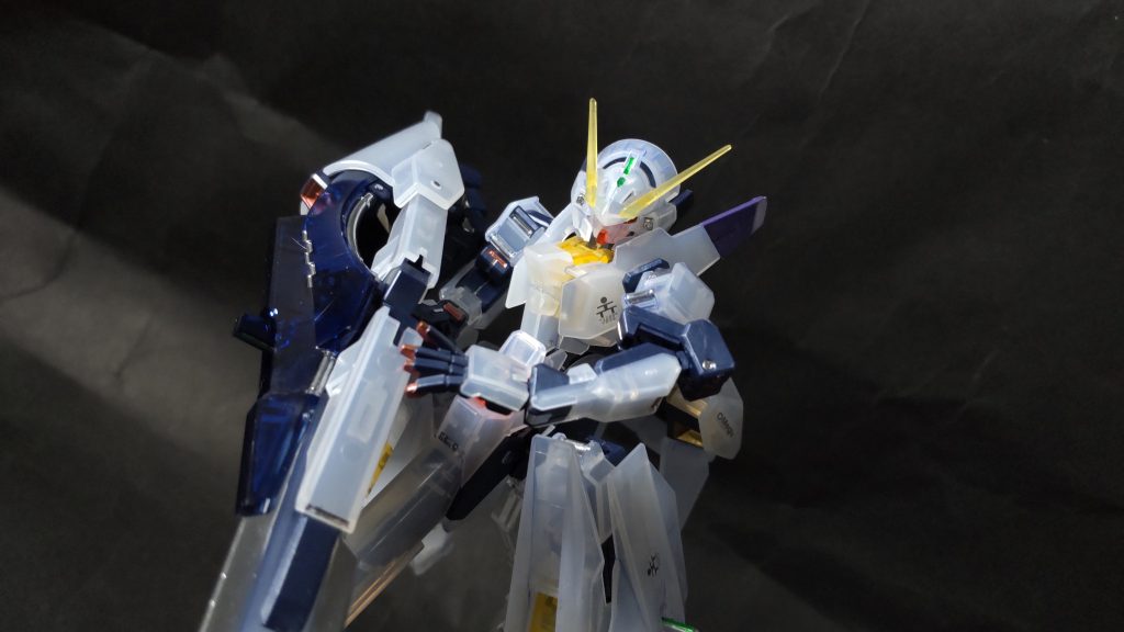 今回はクリアなこともあって、リアルさより見栄えを重視しました。フレーム色をライトグレーで、ホワイト部は青、黄色はオレンジでスミ入れ。モールドがいい感じに際立ってくれたと思います。