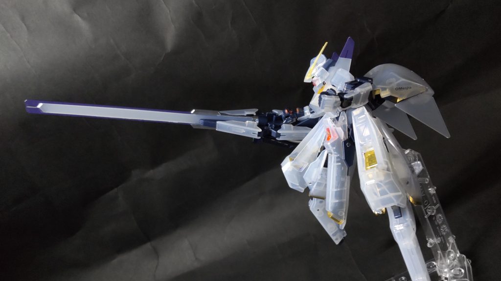 特徴的な赤いネイルやワンポイントはメタリックレッドで塗装してます。