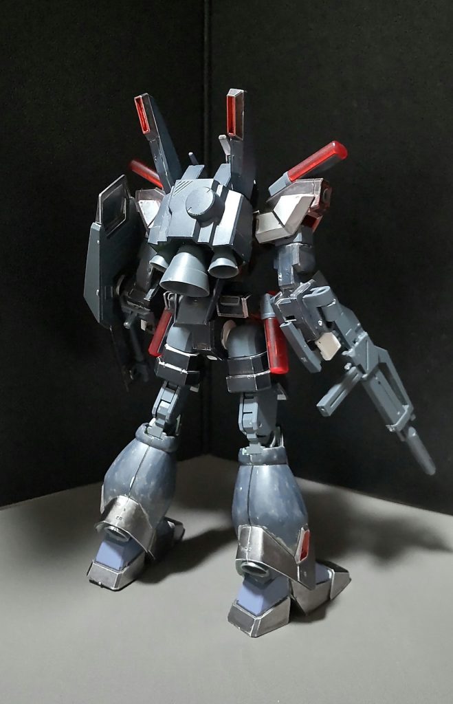 リアビュー脚部やバックパック、シールド、頭部の一部はジェガンのを移植しています。