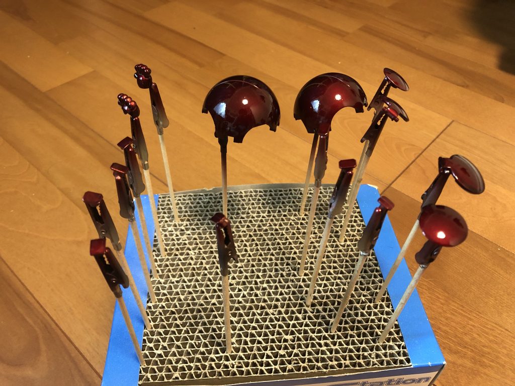 クレオスのディープクリアレッドにクリアブラックを少し足して塗りました😊