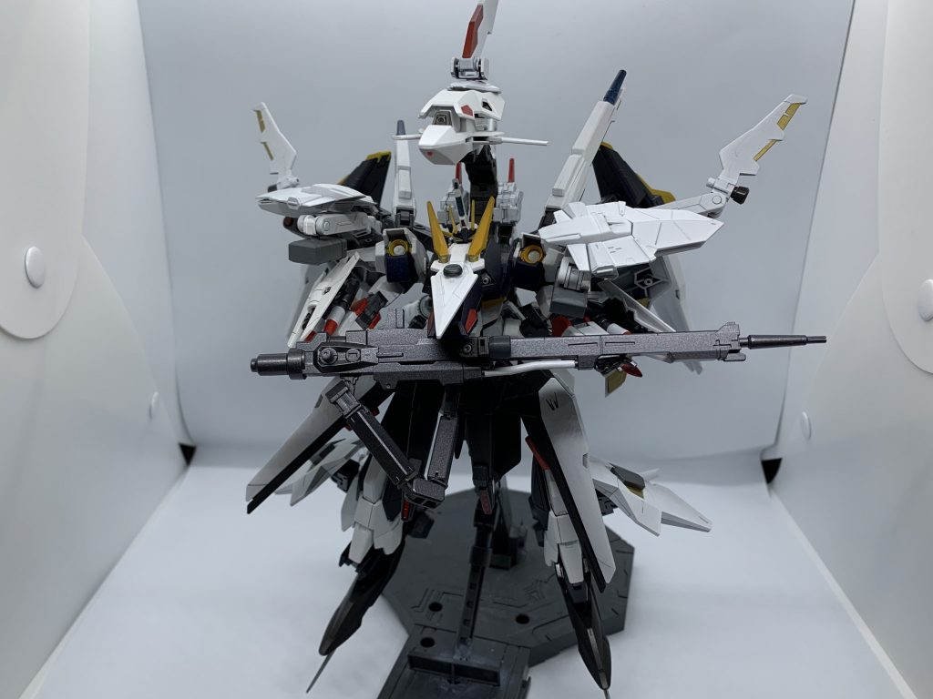 股間部分にはサブアームが設置され、武装の担架などを行える。