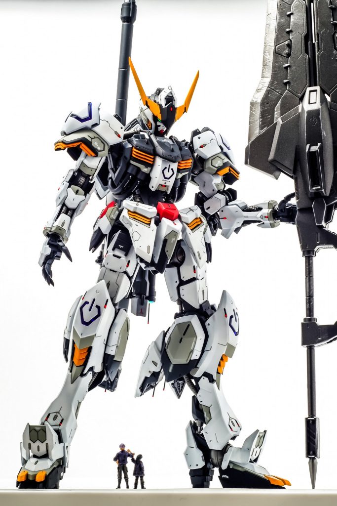 超巨大アックスはガンダムアストレイブルーフレームとバルバトス拡張セットのミキシング。歴戦のキズ加工とウェザリングをしています。フィギュアはミカとオルガではなく、厄祭戦に活躍した別人タッグの設定です。なので鉄華団マークはもちろんなし。厄祭戦時にもミカ、オルガみたいな最強コンビで敵を薙ぎ倒していた設定。オルガは拡張セットより。