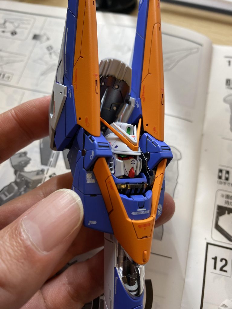 コアファイターの変形の、恐るべきクリアランス。ちょっとミスると塗膜が持ってかれるので、もうコアファイターは変形しないぞw 予備があって助かる。