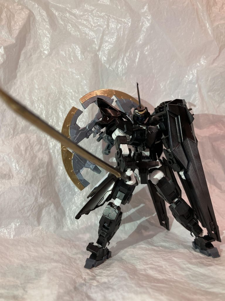 金色の刀身が特徴の刀をメイン装備として扱う。