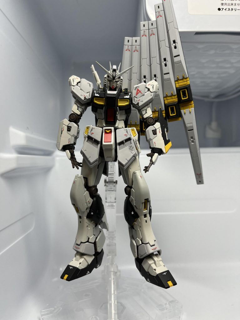 正面白の外装はホワイトにベージュを混ぜて少しトーンを落とし、暗い所は青みのあるグレーで塗りました 