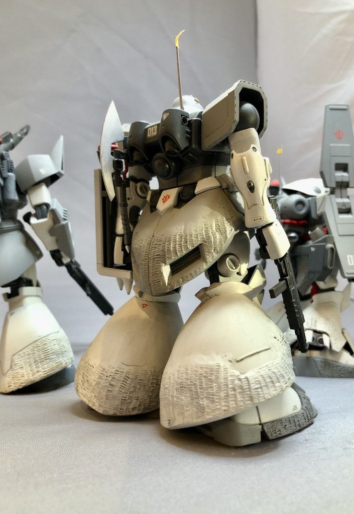 僚機と同様、所々にツィメリットコーティングを施してあります。ＭＳにツィメリットコーティングってどうなの？的な意見もありますが、まぁ浪漫です。(笑エポパテを薄盛りし、精密ドライバーでチクチクとパターンを付けています。