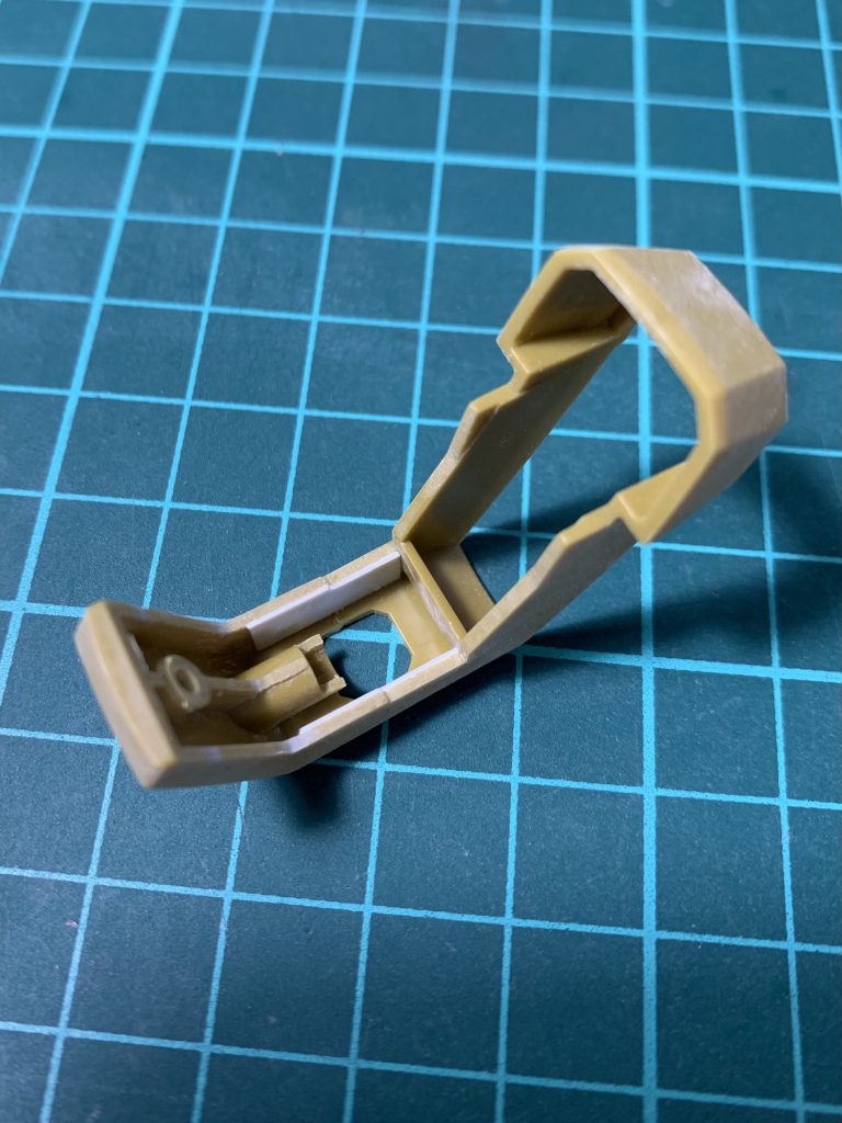 以上で工作完了としても良いのですが、断面の溶着だけではやや心許ないので、私は裏側をプラ板で補強していますアクションベース用のポリキャップを残すのであれば画像のように接合箇所を切り欠いた後…