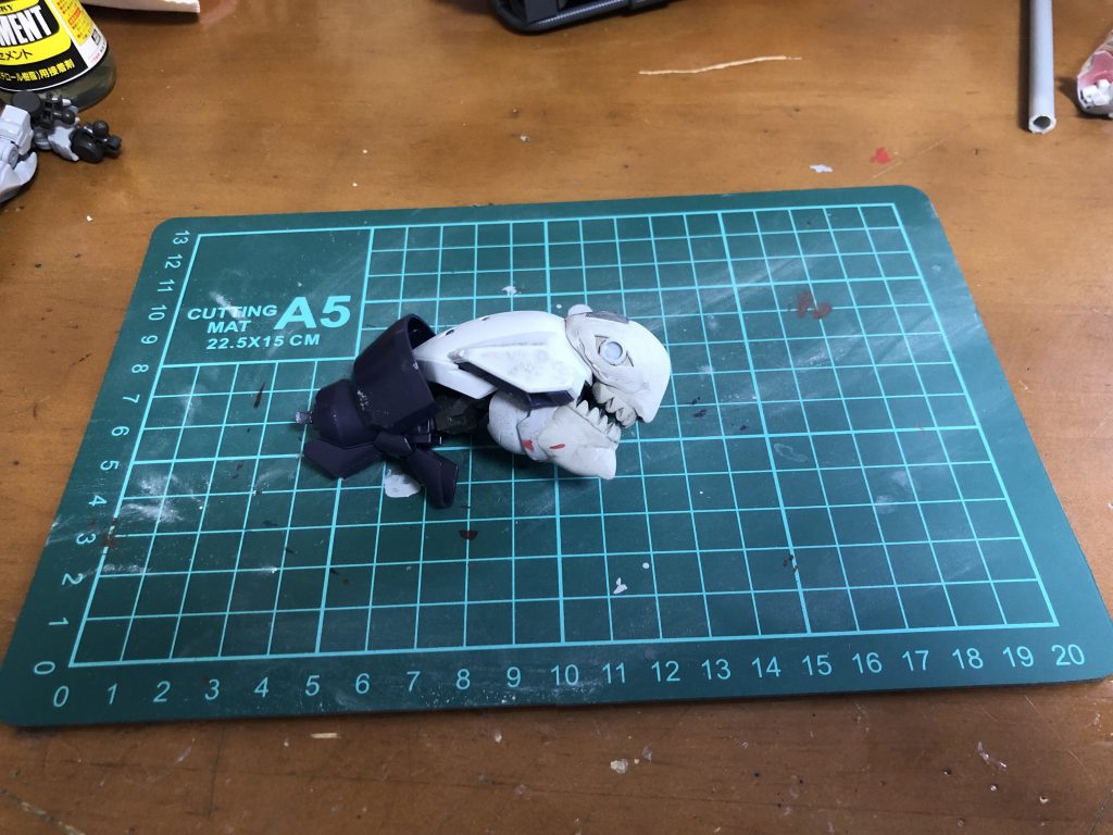 取り敢えず頭部から制作を始めました