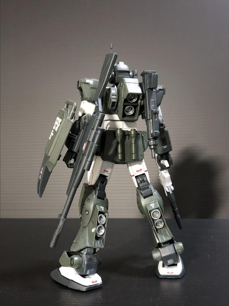 背面はこんな感じです。盾マウントの片方にはジャンクパーツでライフルのマウントを追加、バックパックにもネオジム磁石で接続する型でマシンガンのマウントを追加してます。