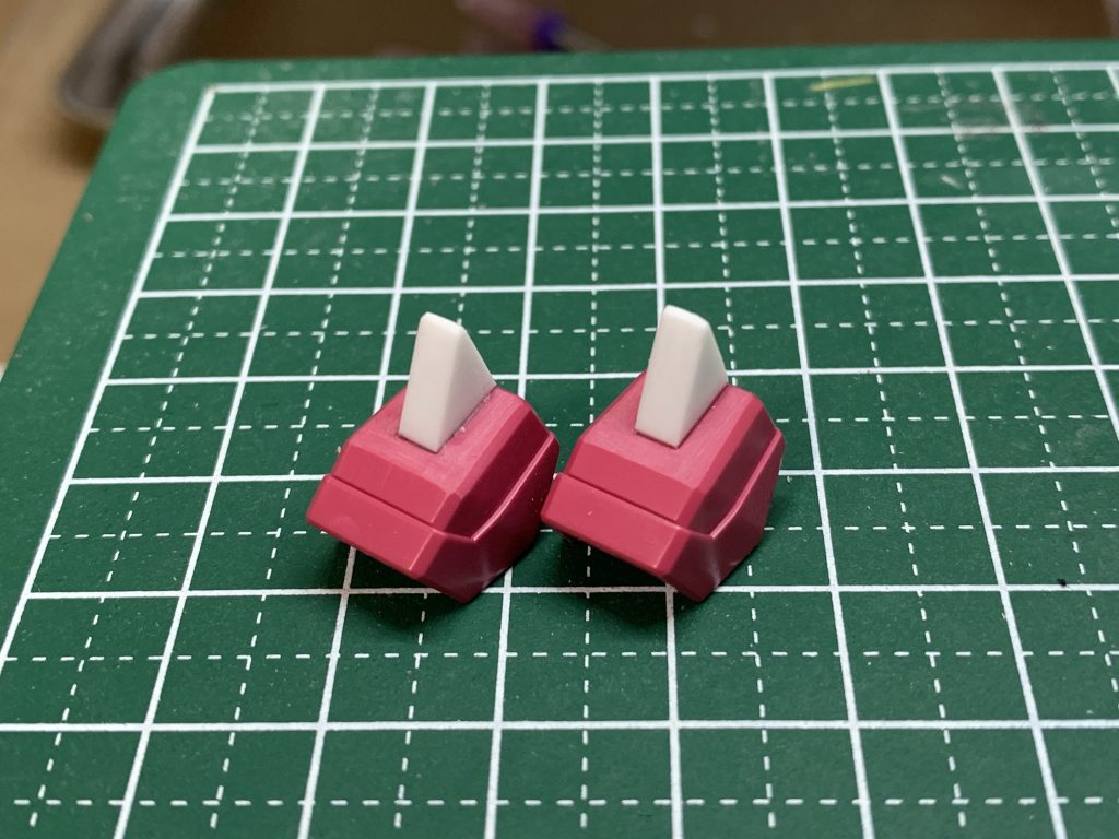 踵(かかと)のパーツに付け足したプラ板です。この加工によって背負いものが重くても安定した自立を可能にしています。