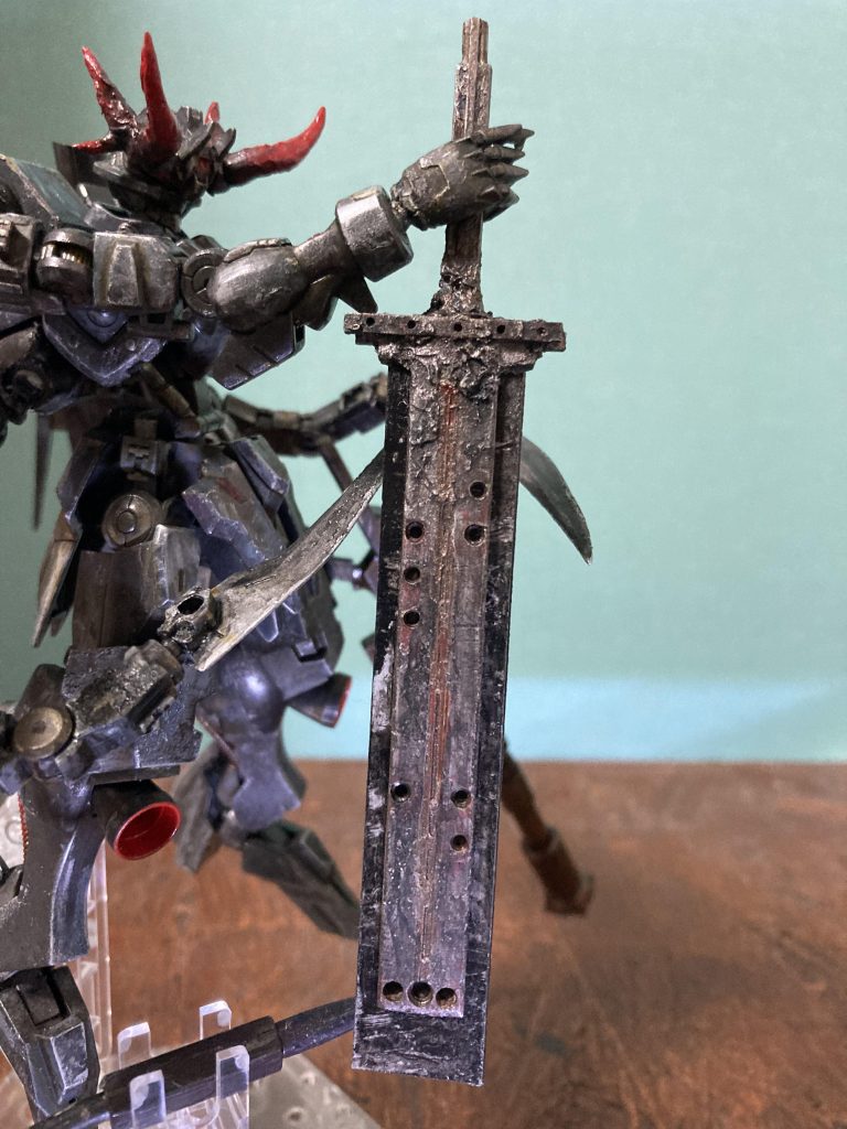 γナノラミネート反応してない通常時は、剣で切断というよりは厚い鉄板で拉ぐ・打っ千切るといった感じ。