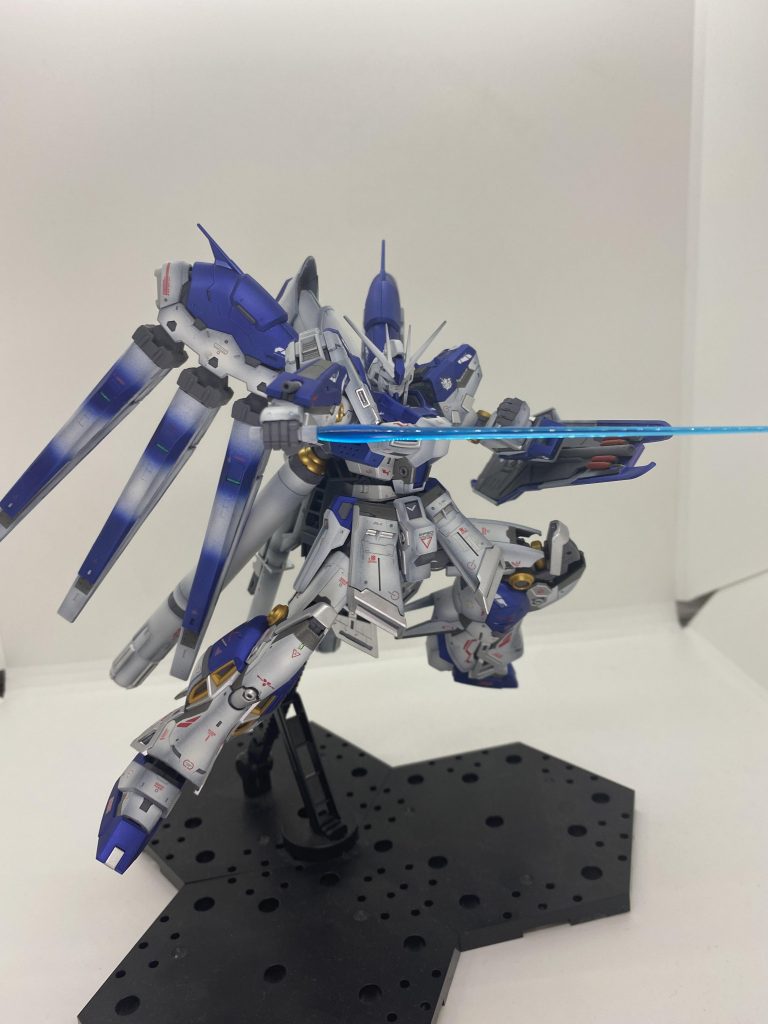 デカールマシマシはかっこいいよね。フィンファンネルはMGのデザインの方が好きなのでそっちにしました。埋めるのが大変だった…