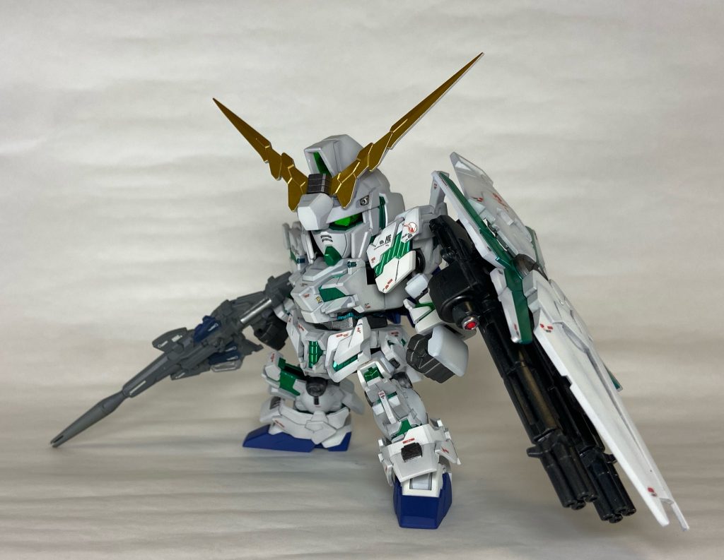 装甲＝グレーサフ（Mr.）→ニュートラルグレー1（g）をグラデーションサイコフレーム＝グレーサフ→アルティメットブラック（Mr.）→スーパークロームシルバー2（Mr.）→蛍光ブルーグリーン（g）→蛍光イエローグリーン（g）をグラデーションフレーム＝サーフェイサーエヴォガンメタ（g）RGユニコーンガンダム用水転写デカール仕様スーパースムースクリアー（つや消し）でオーバーコート