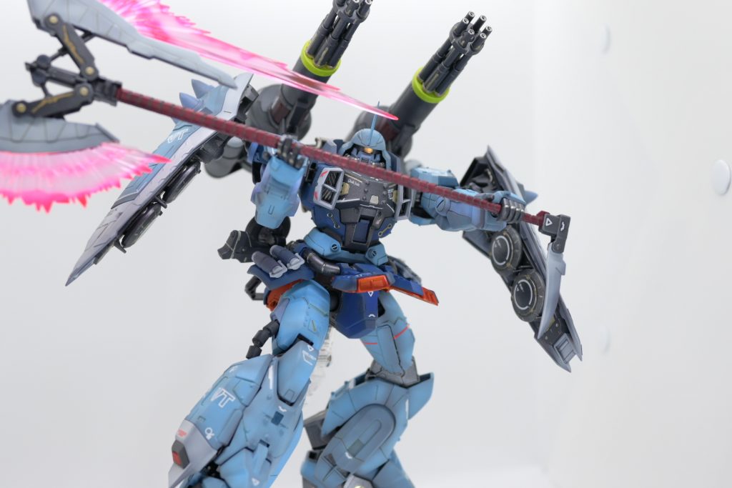 イザーク機といえば、ファルクスG7ビームアックス！構えるとめちゃくちゃ決まります。ビーム部分は蛍光塗料で塗装しました。