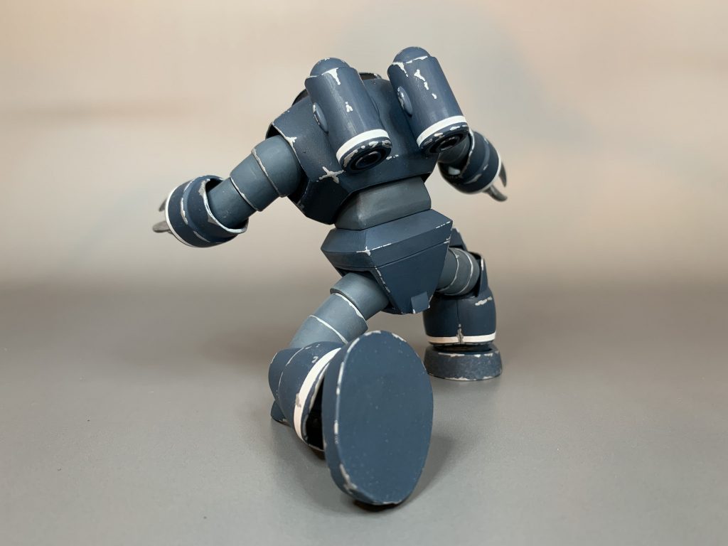 腰にも前後にスイングする関節可動を加えました。