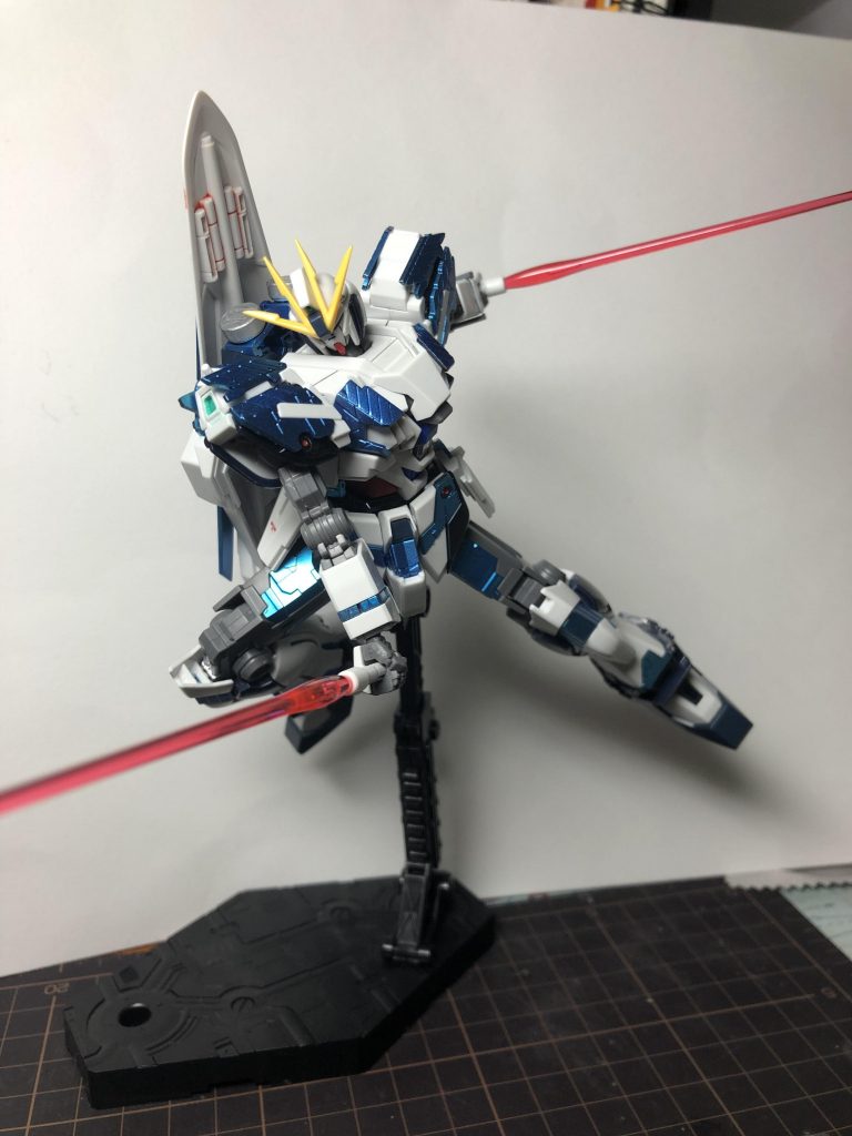 軽くポージング肘から下が独立して回転してくれるので、かっこいいポーズが取りやすいですね！