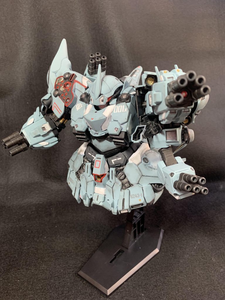 腕をグルッと回せば腕部&複腕ビーム砲。もちろん指の一本一本がファンネル。左右メイン腕部はマザーファンネル扱いです。無茶苦茶すぎてパイロット狂うのでコックピットは胴体と背中の複座式って事にしています。モノアイは左右にちょっと可動して睨みを効かせることができるぞ。