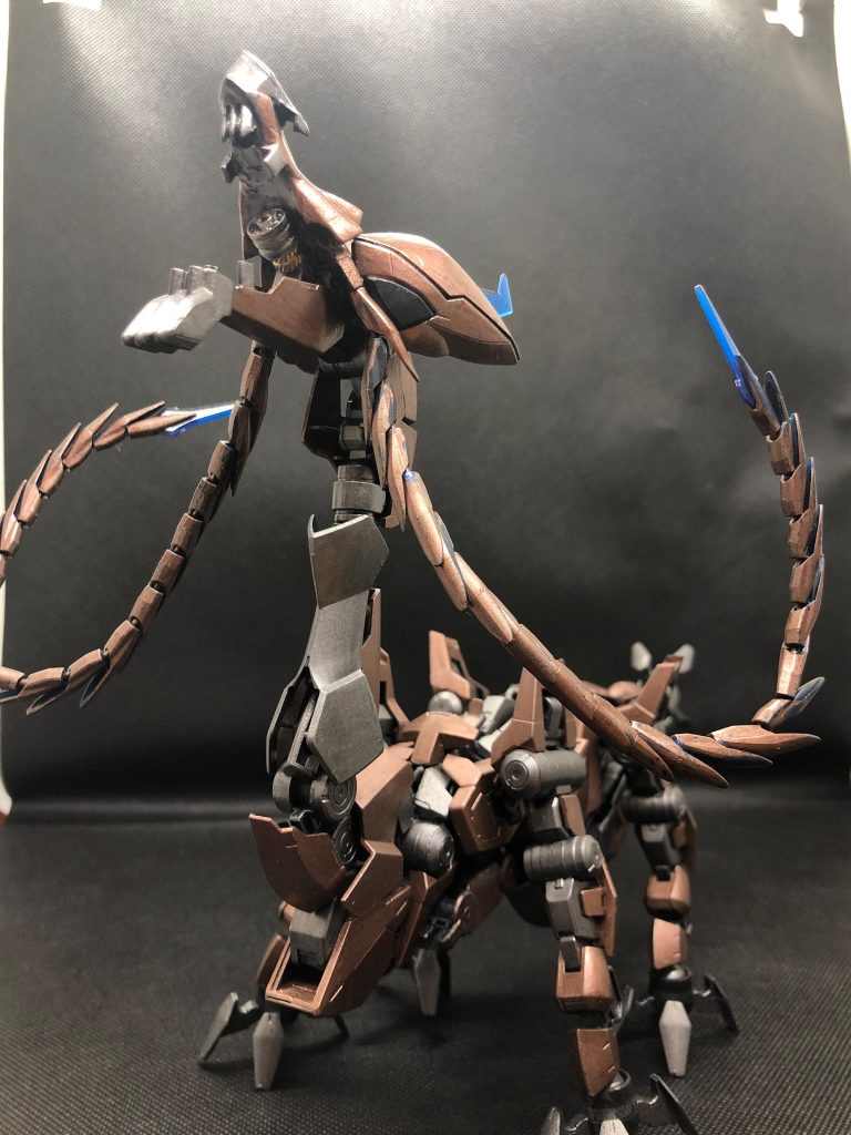 グレイズアインの脚部ブースターの開閉ギミックを利用して口部に鉄血系は可動がかなり優秀で、頭部をのけぞらせて咆哮ポーズもラクラク