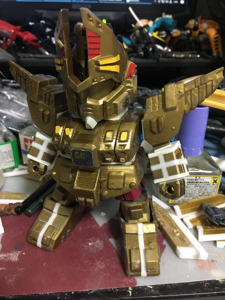 足首、両腕も大型化。太腿にはRGストライクルージュIWSPの余剰となるエールストライカーのパーツを使用しています。