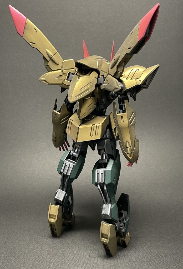 背面。フレームはルーンロードブラスとストームホストシルバーで部分塗装し、ナルンオイルでウォッシング、アイアンブレイカーでドライブラシしました。
