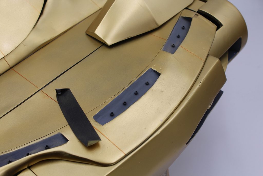 側面ビーム砲。真鍮パイプにて再現しています。カバーはプラ板で用意しました。