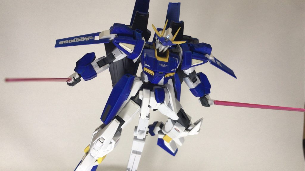 近接武器として、左右のスカートにビームサーベルを搭載してあります!これはAGE3-ノーマルの腕のパーツをそのままサイドスカートに取り付けたものとなっていて、軸で回転するようになってます。