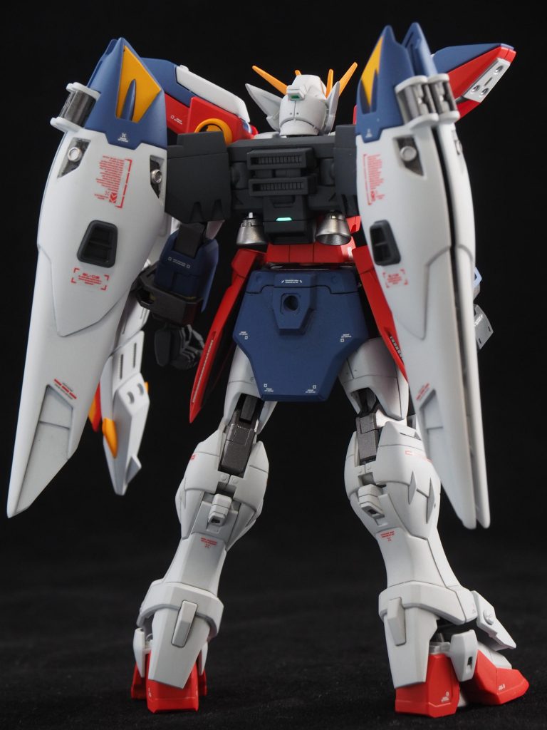 プロポーションは弄らず、各部パーツを尖らせたり、市販のディテールアップパーツやスリット入りプラ板を使って情報量を追加しています。