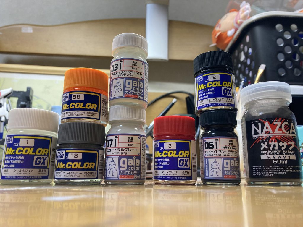 塗装レシピです。白1 アルティメットホワイト白2 ニュートラルグレーI紺　ミッドナイトブルー:ウィノーブラック=3:2オレンジ　黄橙色＋クールホワイト赤　ハーマンレッドフレーム　メカサフヘビィ