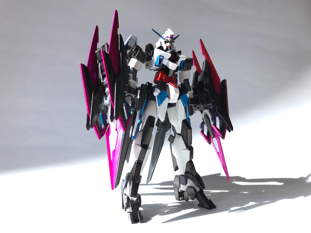 ランスフォーム.両肩の装甲が前腕部に籠手[オルトライズガントレット]として装備される近接戦闘モード.前腕部を覆うシグルランスは突く,薙ぎ払うといった使い方や,ランス素材の重量を活かした貫くという闘い方も可能.