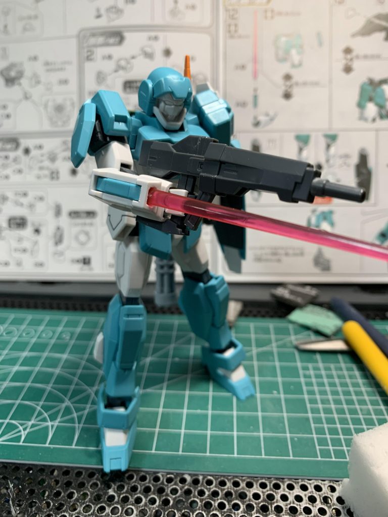 射撃特化機体という設定ですが、自衛用として腕部にビームサーベルを取り付けました。これは余剰の腰アーマーに穴を開けてサーベル刃が入るようにしています。あとはそれをそのまま腕にポン付けしてます😲