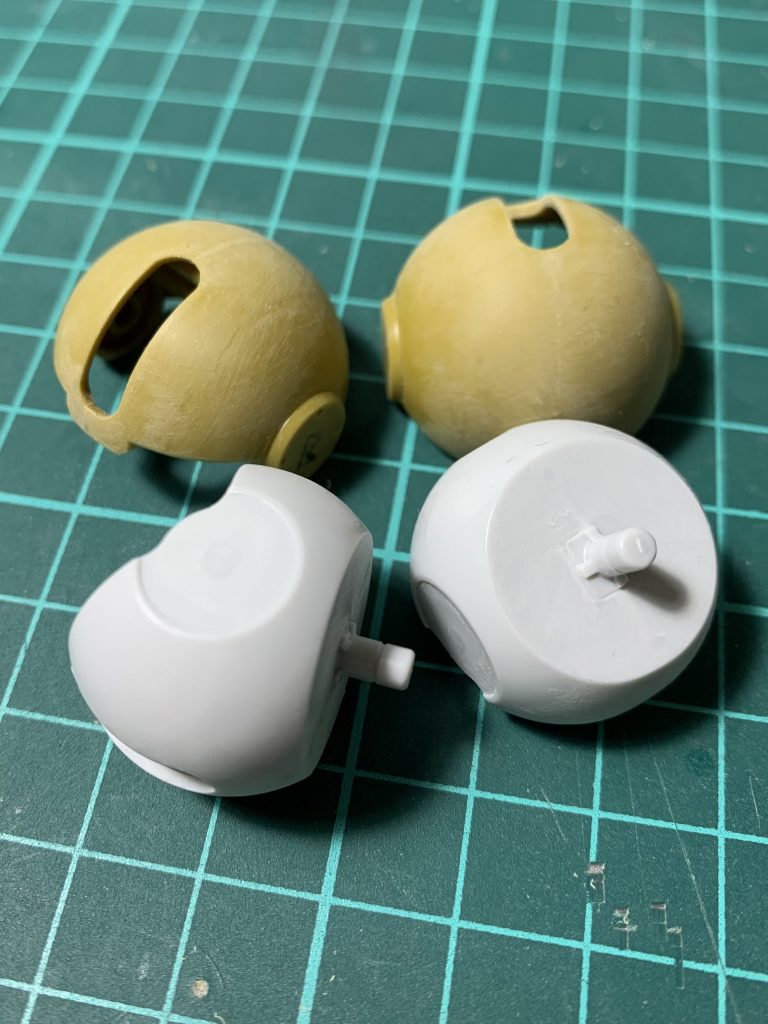 後ハメ加工 その① 肩白いパーツの中央の突起を切り取るだけです塗膜が擦れないよう、肩アーマーのエッジを面取りするようにヤスっておくと良いです