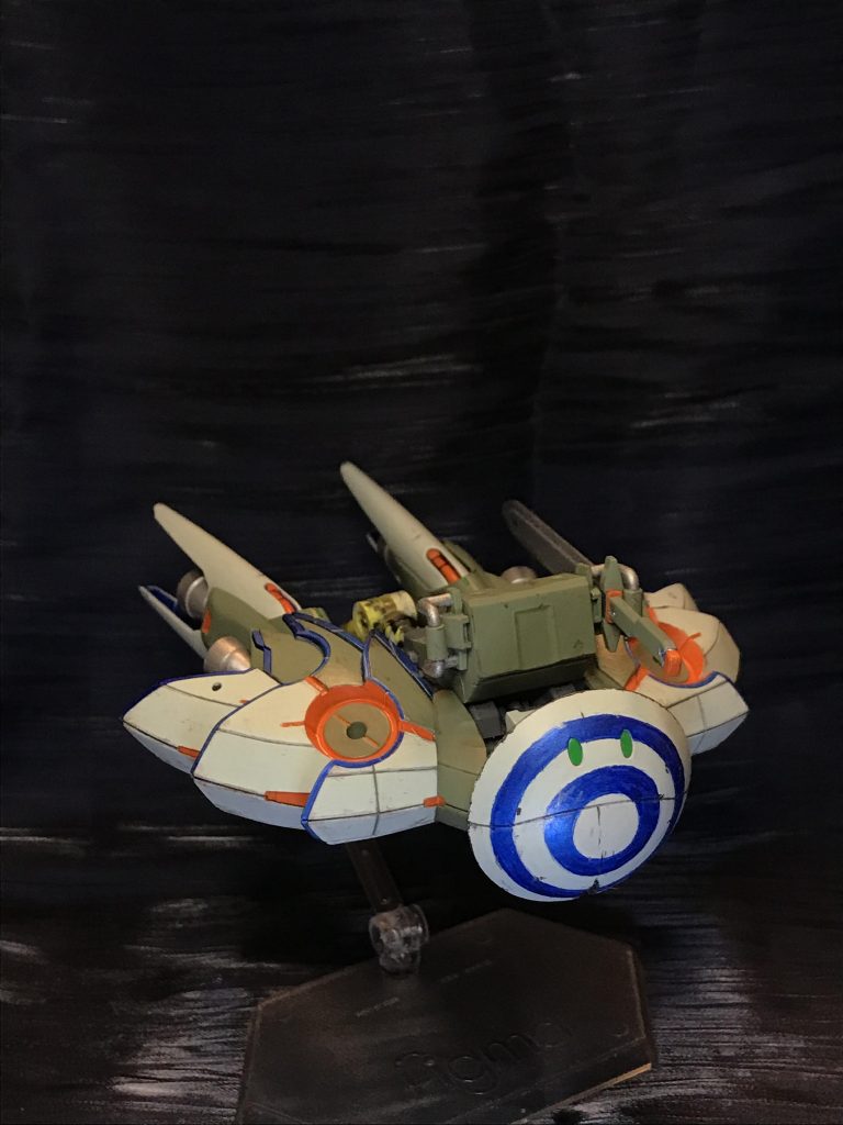 あれ？この宇宙船、人型してない？っていう感じにしたかったのです。変形とか無しでそう見える感じで。