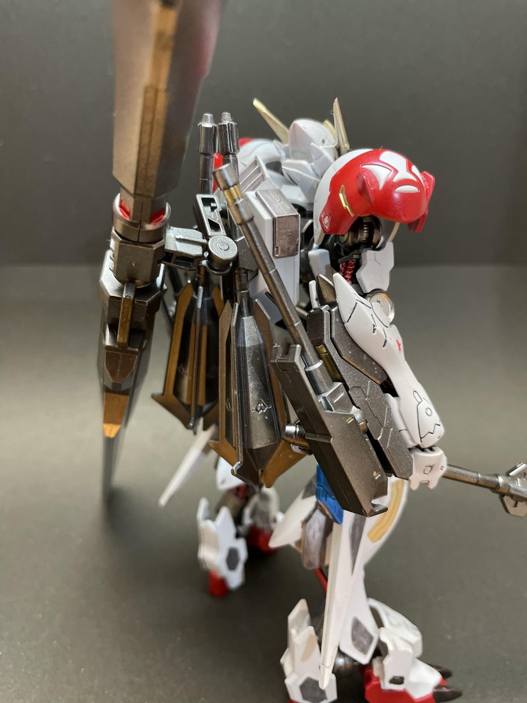 本体フレーム、各武装はスターブライトアイアン、装甲部分はメタリックブルー、メタリックレッドで塗装白の装甲部分はフラットホワイトにシルバーを混ぜたもので塗装