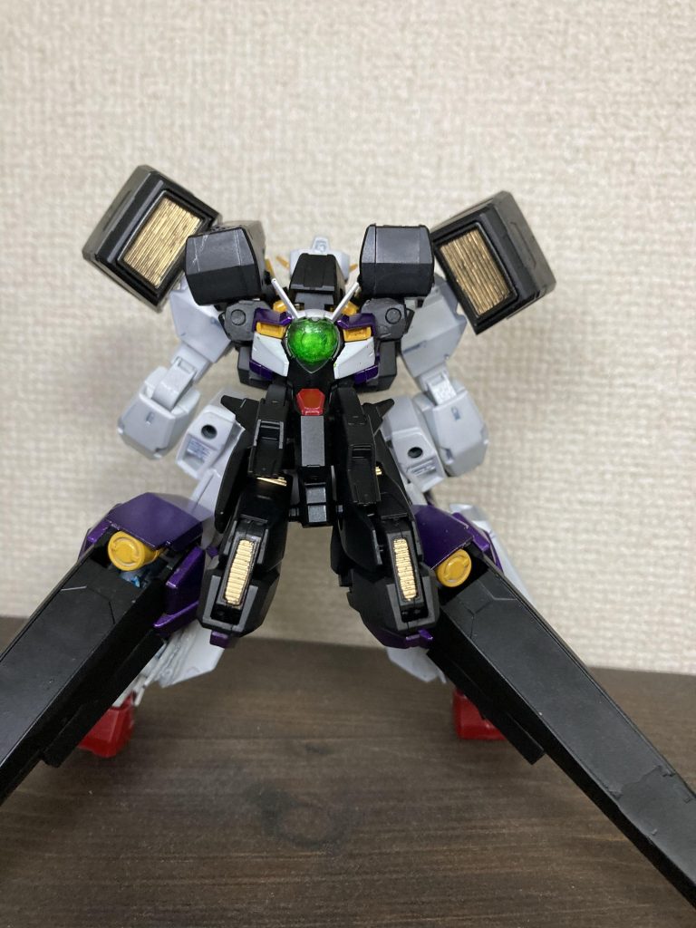 バックショットアヴァランチエクシアダッシュのダッシュユニットで機動性アップセラフィムの胴の巨大なガンダムフェイスが嫌いだったのでクアンタのボディを採用フロントスカートはアヴァランチエクシアから 