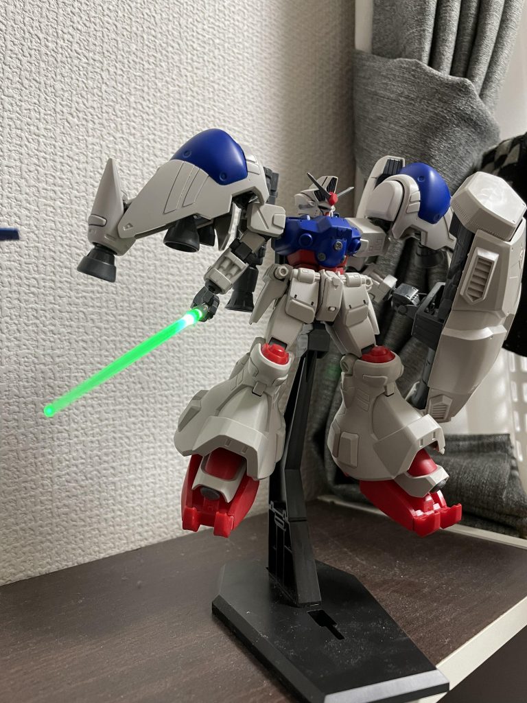 他メーカーの発光ビームサーベルを装着、カッコいい!!ただちょっとグラグラするので仮にテープを巻いてます(⌒-⌒; )それでは最後まで観ていただきありがとうございました。