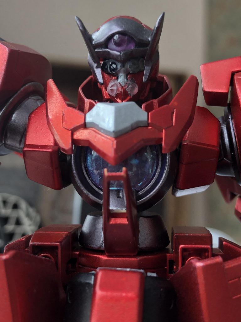 顔と額には、300円ガチャの(人工)宝石コレクションを7個付けました。胸のコアには市販のホロシールを付けてキラキラにしました。コアガードにはギャプランのヘッドパーツを接着しました。